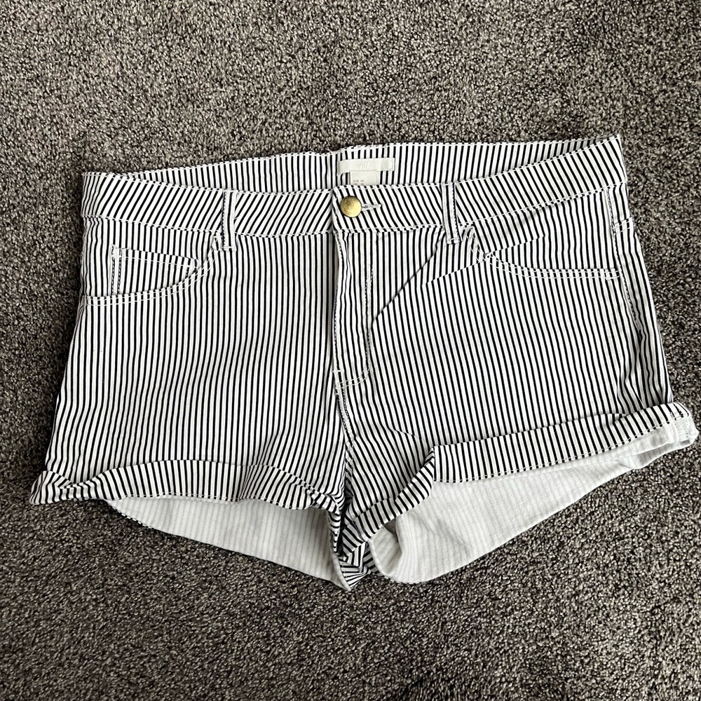 STRIPED SHORT SHORTS